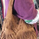 Bolso de ante con flecos y cremallera