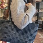 Bolso trenzado con asas