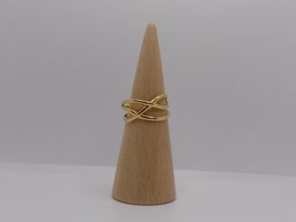 Anillo dorado de bandas entrelazadas