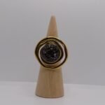 Anillo dorado con centro mineral oscuro