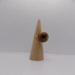 Anillo de piedra marrón
